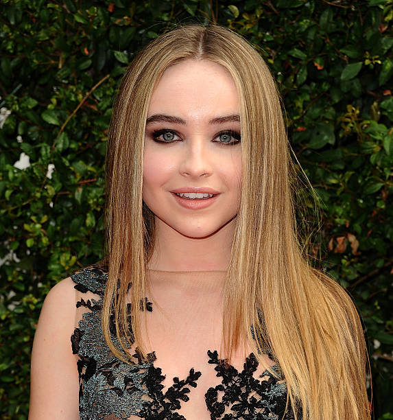 Actress Sabrina Carpenter attends the 2015 Creative Arts Emmy Awards at Microsoft Theater on September 12, 2015 in Los Angeles, California. (573×612)