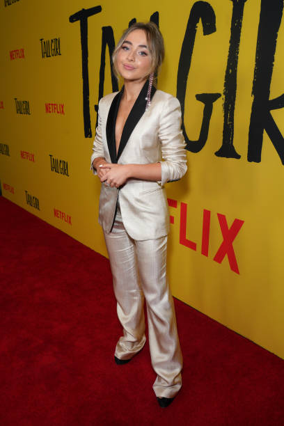 Actress Sabrina Carpenter attends the premiere of Netflix's 'Tall Girl' at Netflix Home Theater on September 09, 2019 in Los Angeles, California. — frame 2/25 (408×612)