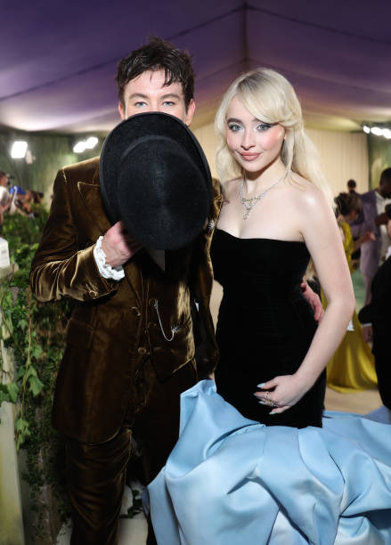 Barry Keoghan and Sabrina Carpenter attend The 2024 Met Gala Celebrating "Sleeping Beauties: Reawakening Fashion" at The Metropolitan Museum of Art on May 06, 2024 in New York City. ( (439×612)