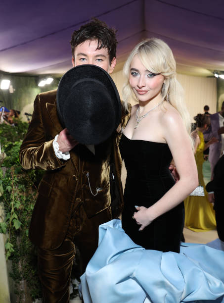Barry Keoghan and Sabrina Carpenter attend The 2024 Met Gala Celebrating "Sleeping Beauties: Reawakening Fashion" at The Metropolitan Museum of Art on May 06, 2024 in New York City. ( (453×612)