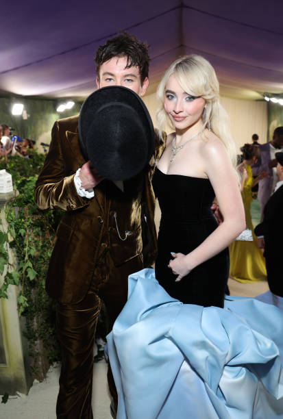 Barry Keoghan and Sabrina Carpenter attends The 2024 Met Gala Celebrating "Sleeping Beauties: Reawakening Fashion" at The Metropolitan Museum of Art on May 06, 2024 in New York City. (413×612)