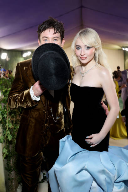 Barry Keoghan and Sabrina Carpenter attends The 2024 Met Gala Celebrating "Sleeping Beauties: Reawakening Fashion" at The Metropolitan Museum of Art on May 06, 2024 in New York City. (408×612)