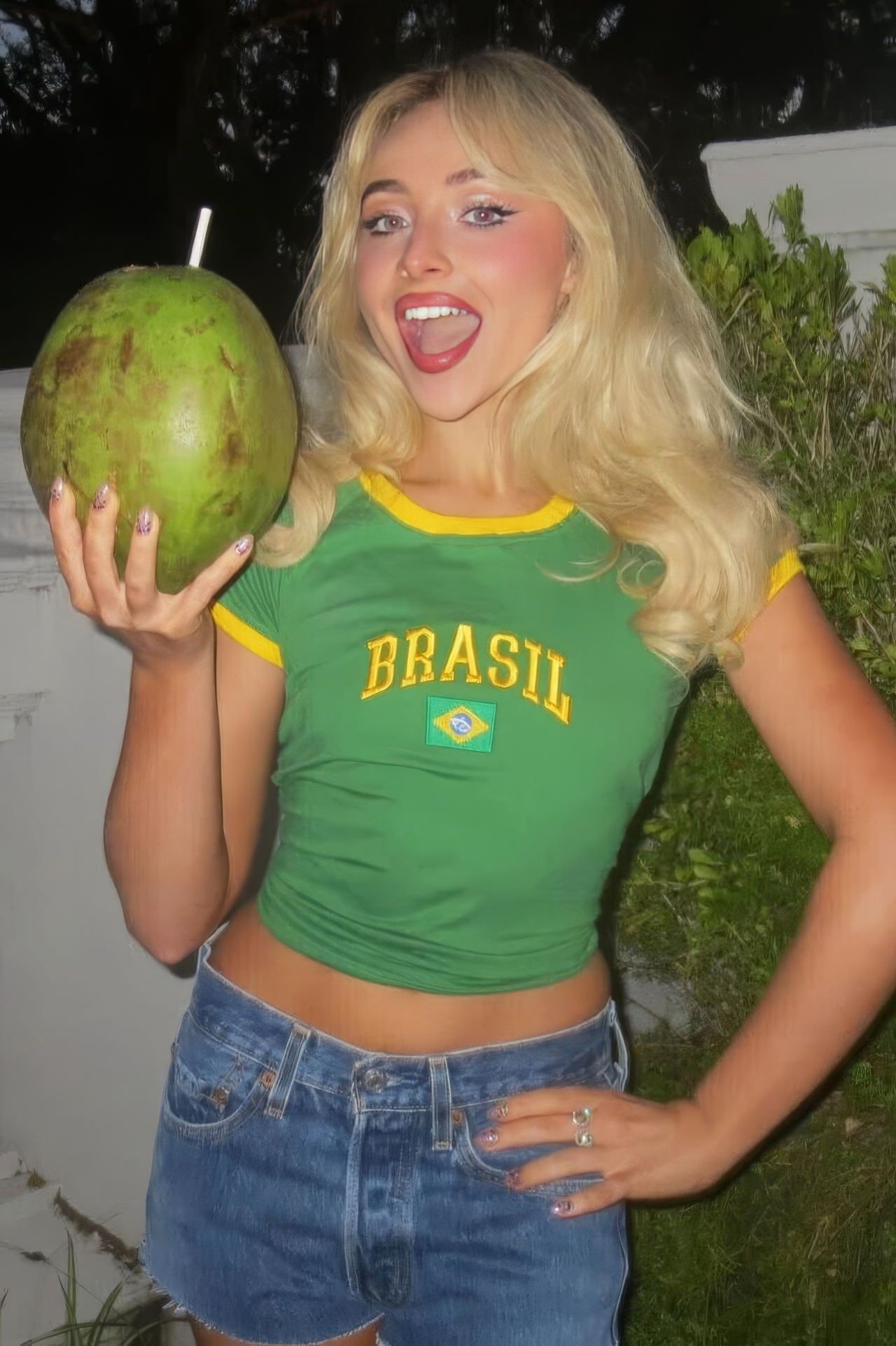 Celebrity Style Sabrina Carpenter in Brazil Top (1280×1922)