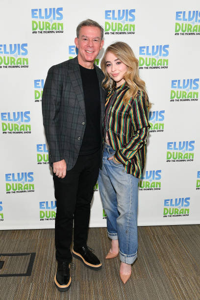 Elvis Duran and Sabrina Carpenter pose at "The Elvis Duran Z100 Morning Show" at Z100 Studio on March 12, 2019 in New York City. (408×612)