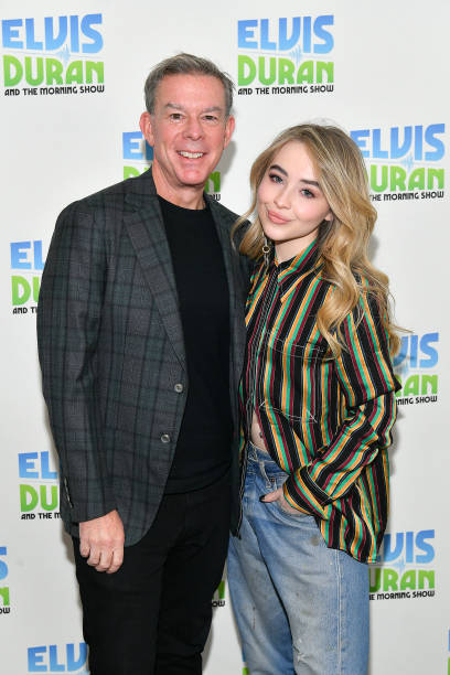 Elvis Duran and Sabrina Carpenter pose at "The Elvis Duran Z100 Morning Show" at Z100 Studio on March 12, 2019 in New York City. (408×612)