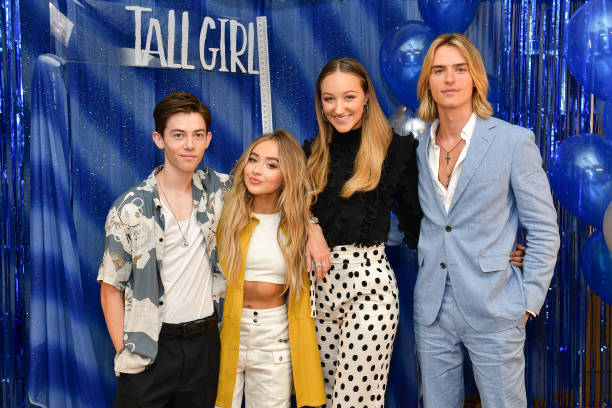 Griffin Gluck, Sabrina Carpenter, Ava Michelle and Luke Eisner attend the Photo Call for Netflix's "Tall Girl" at the Beverly Wilshire Four Seasons Hotel on August 23, 2019 in Beverly Hills, California. — frame 1/9 (612×408)
