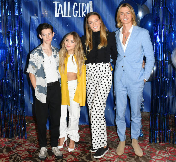 Griffin Gluck, Sabrina Carpenter, Ava Michelle and Luke Eisner attend the Photo Call For Netflix's "Tall Girl" at the Beverly Wilshire Four Seasons Hotel on August 23, 2019 in Beverly Hills, California. — frame 8/9 (612×564)