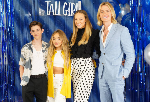 Griffin Gluck, Sabrina Carpenter, Ava Michelle and Luke Eisner attend a photo call For Netflix's "Tall Girl" at the Beverly Wilshire Four Seasons Hotel on August 23, 2019 in Beverly Hills, California. — frame 2/9 (612×418)