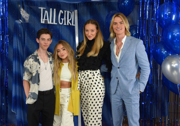 Griffin Gluck, Sabrina Carpenter, Ava Michelle, Luke Eisner seen at Tall Girl photocall, Los Angeles, USA - 23 Aug 2019 (612×430)