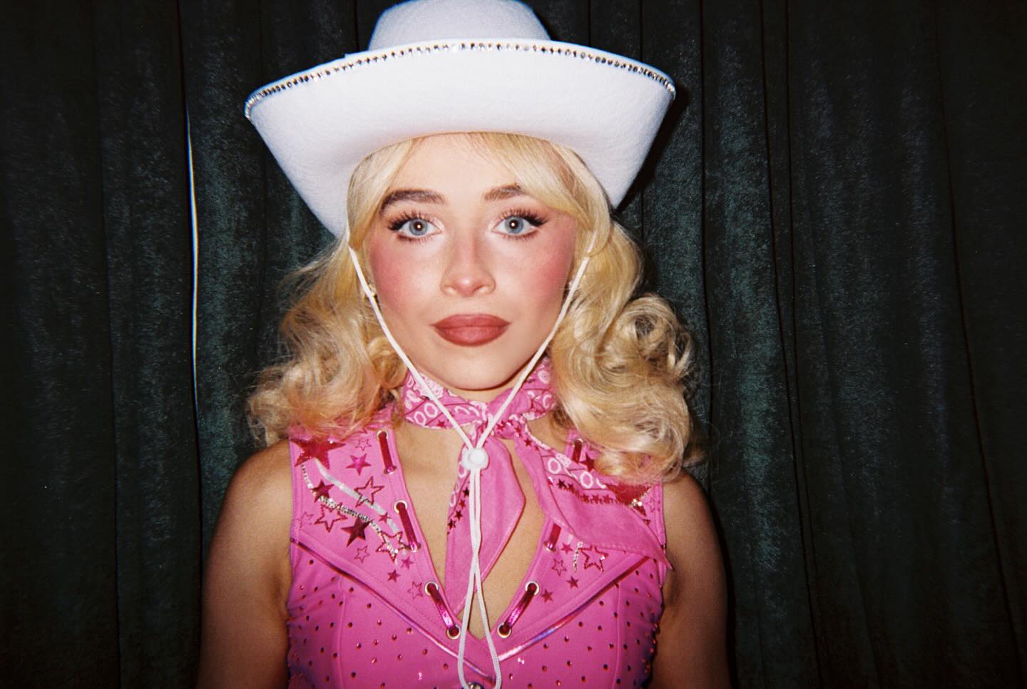 Photo by Sabrina Carpenter on November 02, 2025. (1440×966)
