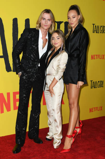Luke Eisner, Sabrina Carpenter and Ava Michelle attend the Premiere Of Netflix's "Tall Girl" at Netflix Home Theater on September 09, 2019 in Los Angeles, California. — frame 25/25 (405×612)