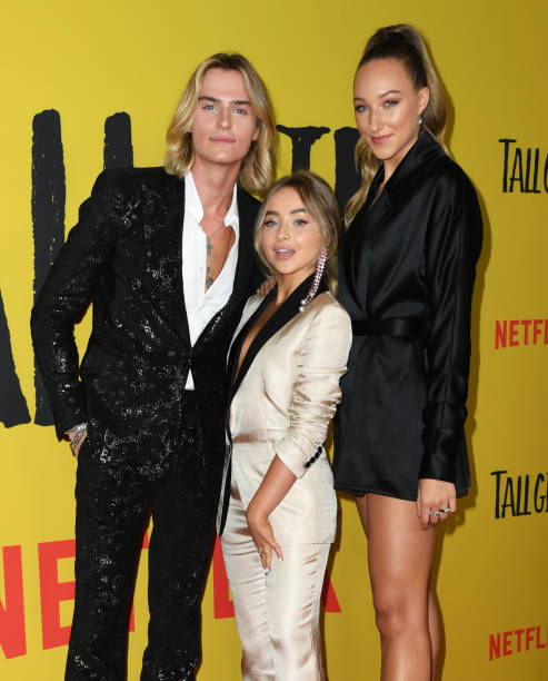 Luke Eisner, Sabrina Carpenter and Ava Michelle attend the Premiere Of Netflix's "Tall Girl" at Netflix Home Theater on September 09, 2019 in Los Angeles, California. — frame 24/25 (493×612)