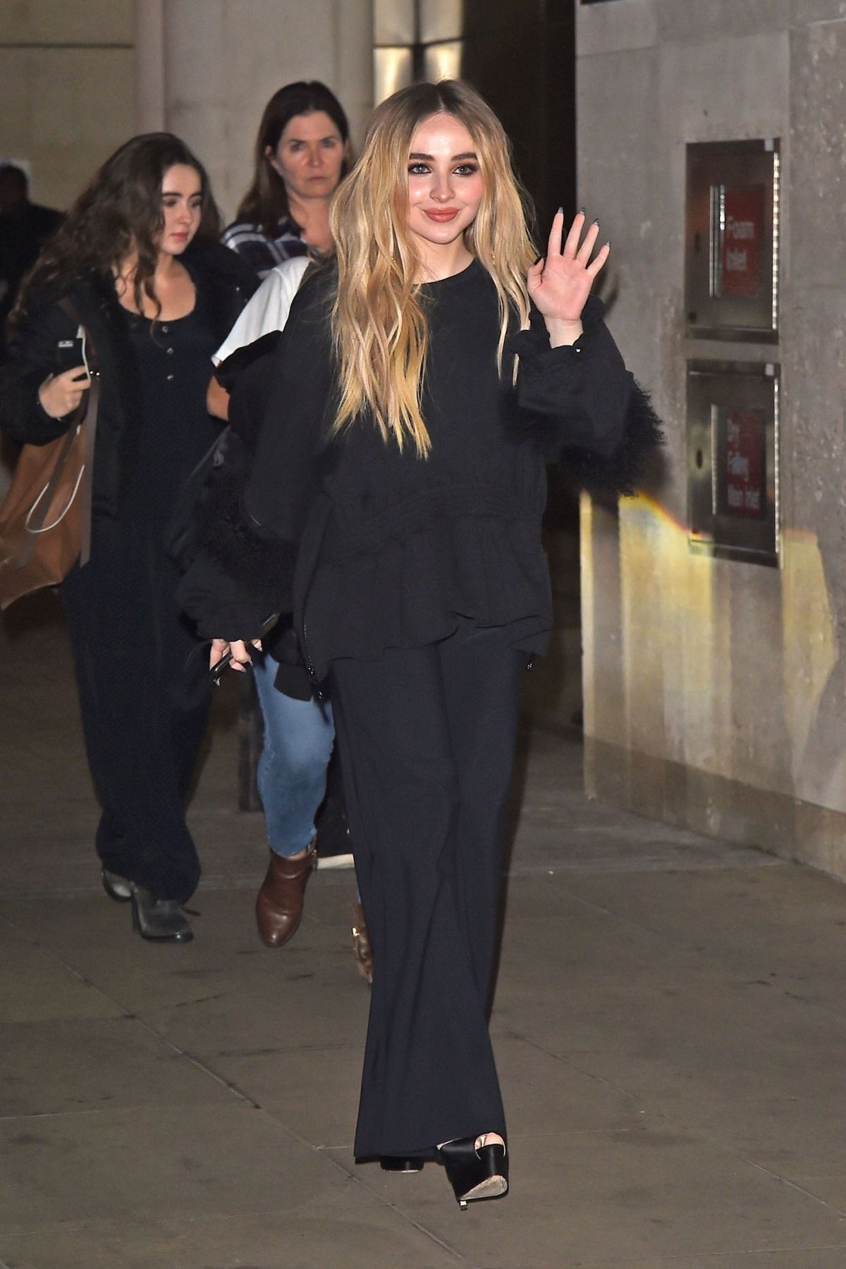 photo 7 in Sabrina Carpenter gallery [id1084235] 2018-11-20 00:00:00 (1200×1800)