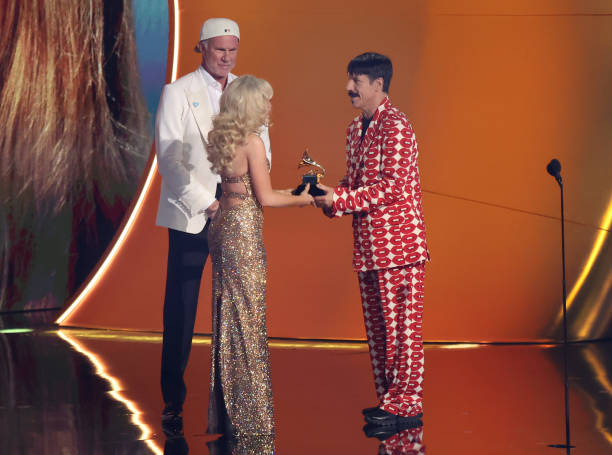 Sabrina Carpenter Accepts the Best Pop Vocal Album