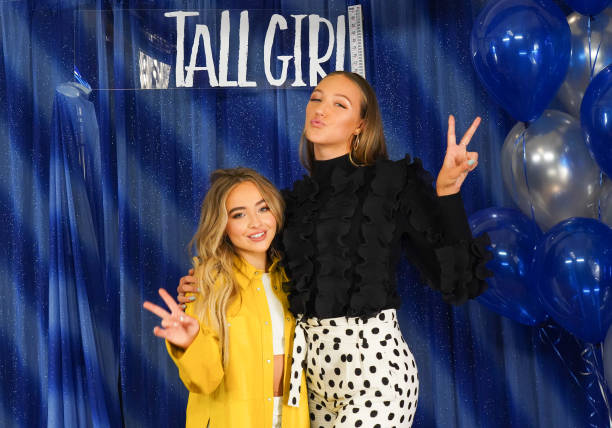Sabrina Carpenter and Ava Michelle attend a photo call For Netflix's "Tall Girl" at the Beverly Wilshire Four Seasons Hotel on August 23, 2019 in Beverly Hills, California. — frame 3/9 (612×428)