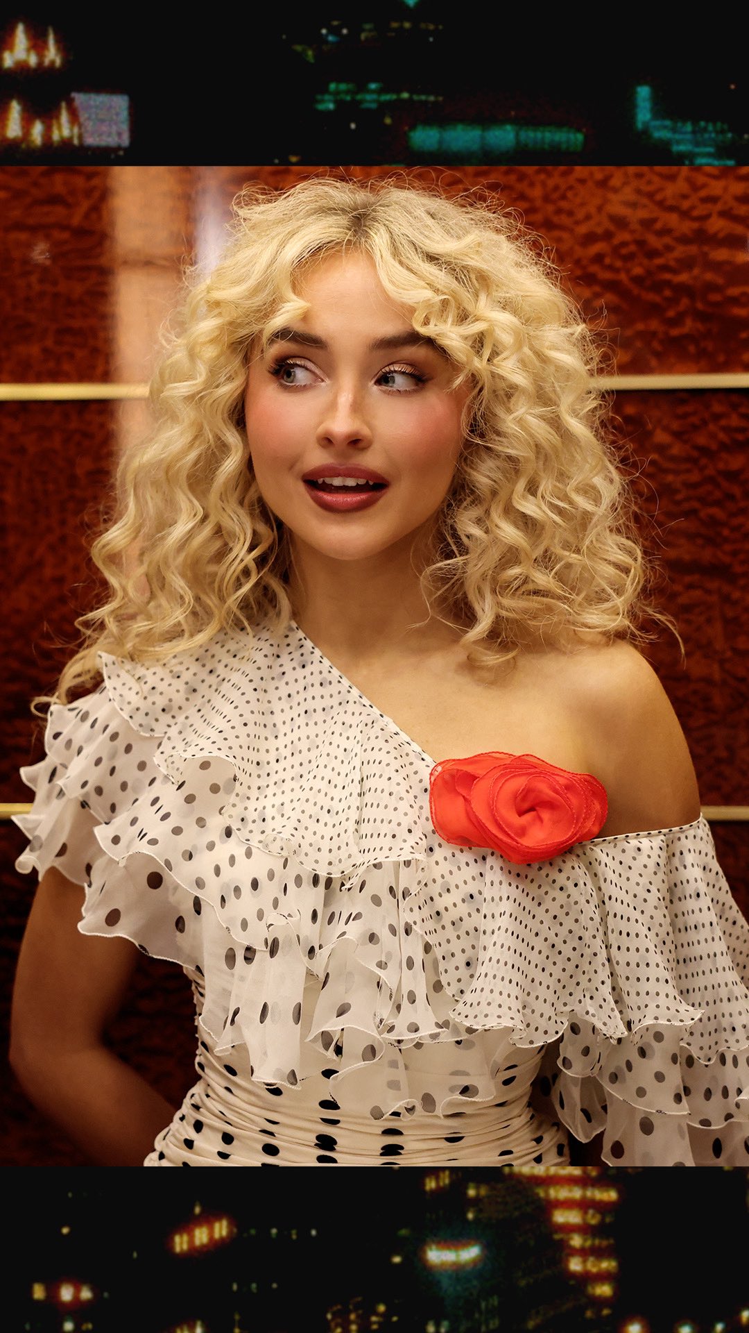 and just like that… @sabrinacarpenter is hosting SNL