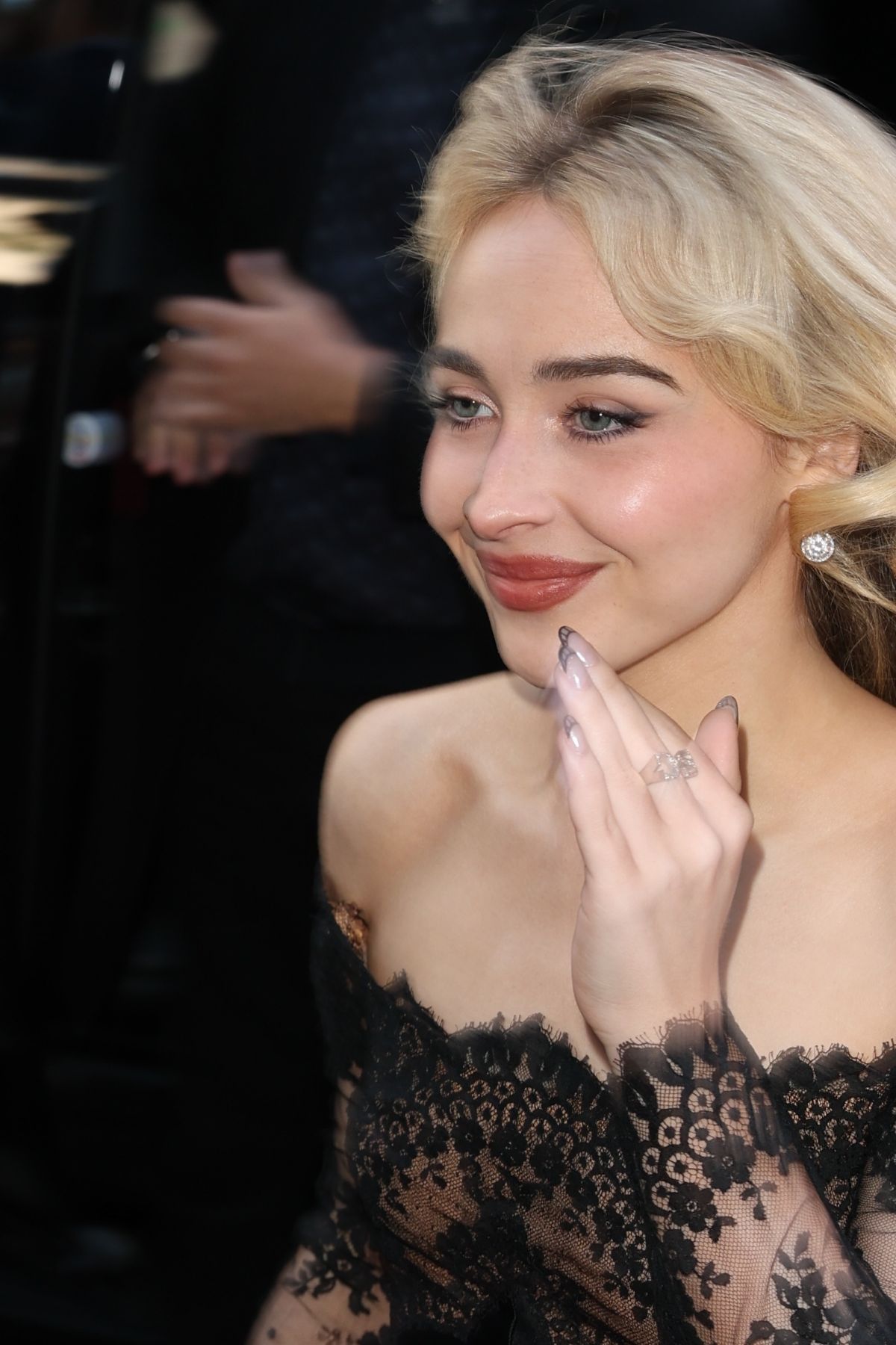 Sabrina Carpenter Arrives at Pre Met Gala Dinner