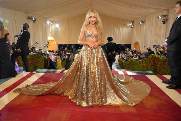 Sabrina Carpenter Arrives at the 2022 Met Gala Cel