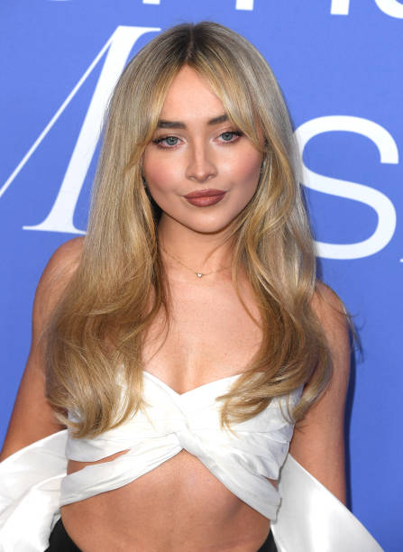 Sabrina Carpenter arrives at the 2023 Billboard Women In Music at YouTube Theater on March 01, 2023 in Inglewood, California. — frame 2/6 (447×612)