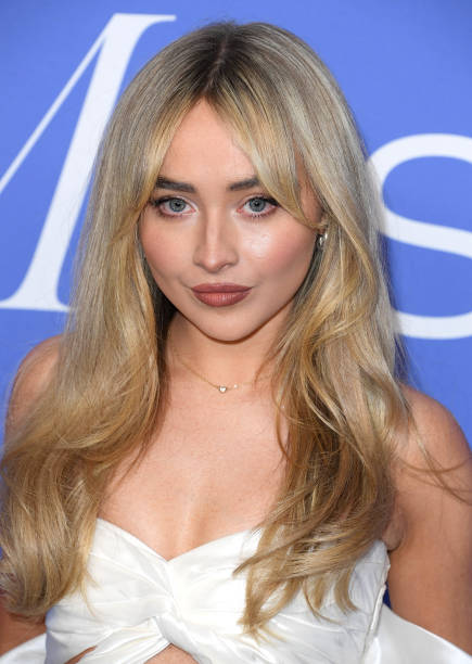 Sabrina Carpenter arrives at the 2023 Billboard Women In Music at YouTube Theater on March 01, 2023 in Inglewood, California. — frame 1/6 (435×612)