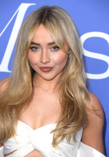 Sabrina Carpenter arrives at the 2023 Billboard Women In Music at YouTube Theater on March 01, 2023 in Inglewood, California. — frame 3/6 (426×612)