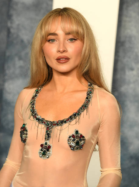 Sabrina Carpenter arrives at the Vanity Fair Oscar Party Hosted By Radhika Jones at Wallis Annenberg Center for the Performing Arts on March 12, 2023 in Beverly Hills, California. — frame 2/5 (457×612)