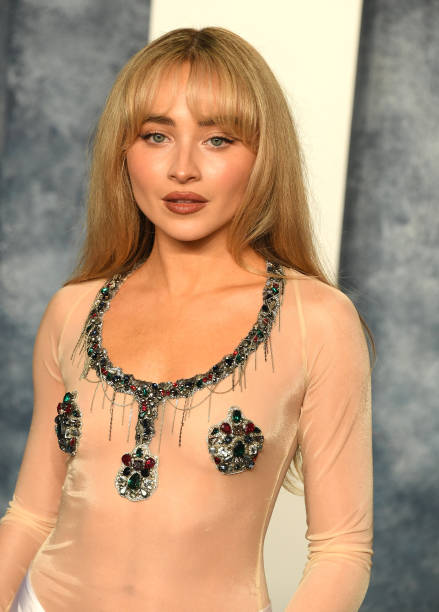 Sabrina Carpenter arrives at the Vanity Fair Oscar Party Hosted By Radhika Jones at Wallis Annenberg Center for the Performing Arts on March 12, 2023 in Beverly Hills, California. — frame 3/5 (439×612)