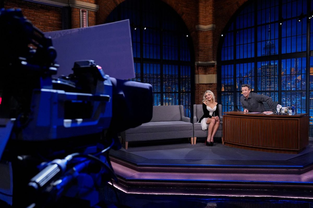 Sabrina Carpenter at Late Night with Seth Meyers (1200×800)