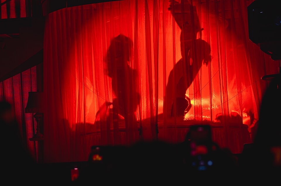 Sabrina Carpenter at the O2 Arena in March 2025 — frame 3/10 (5735×3808)