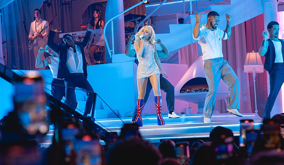 Sabrina Carpenter at the O2 Arena in March 2025 — frame 18/24 (5888×3434)