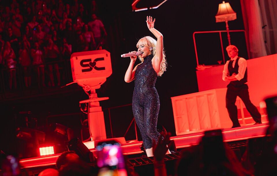 Sabrina Carpenter at the O2 Arena in March 2025 — frame 8/10 (5611×3569)