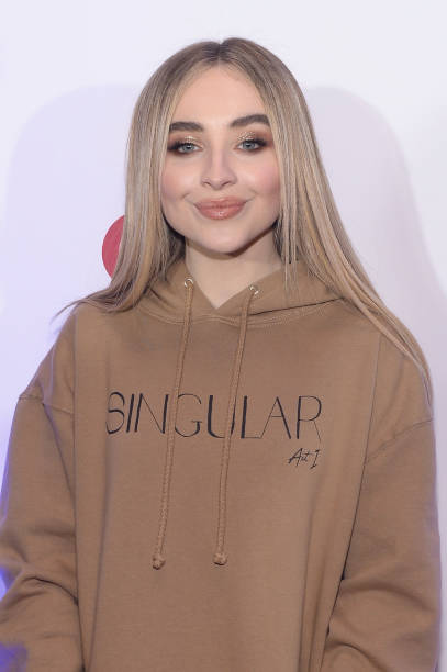 Sabrina Carpenter attends 103.5 KISS FM's Chicago Jingle Ball 2018 on December 12, 2018 in Rosemont, Illinois. (407×612)