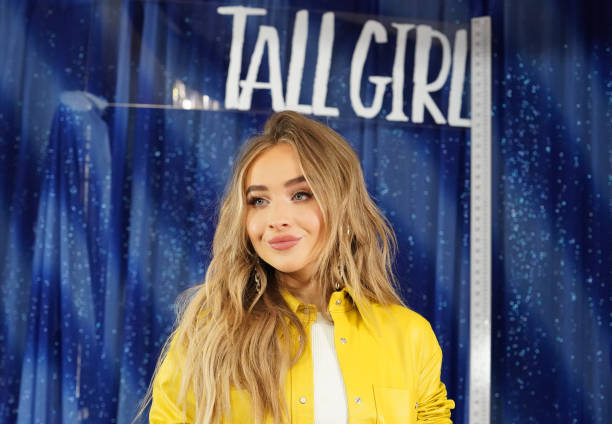 Sabrina Carpenter attends a photo call For Netflix's "Tall Girl" at the Beverly Wilshire Four Seasons Hotel on August 23, 2019 in Beverly Hills, California. — frame 4/9 (612×424)
