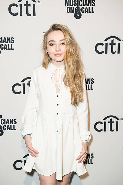 Sabrina Carpenter attends Musicians on Call's "Rock the Room Tour" at Greystone Manor on December 1, 2015 in West Hollywood, California. — frame 2/3 (407×612)