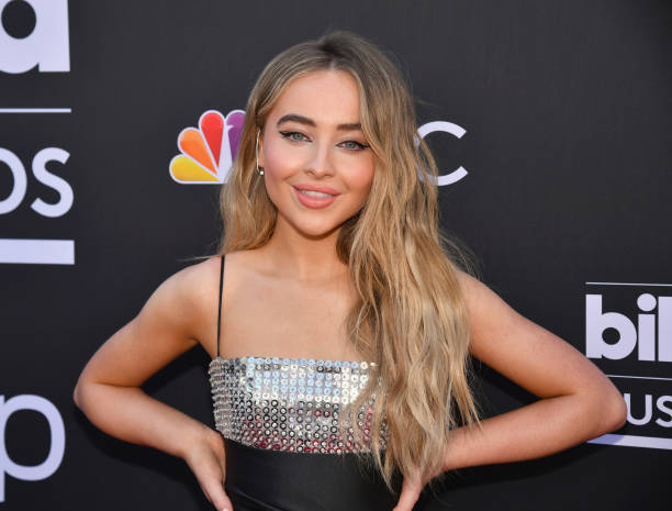 Sabrina Carpenter attends the 2019 Billboard Music Awards at MGM Grand Garden Arena on May 1, 2019 in Las Vegas, Nevada. — frame 6/10 (612×465)