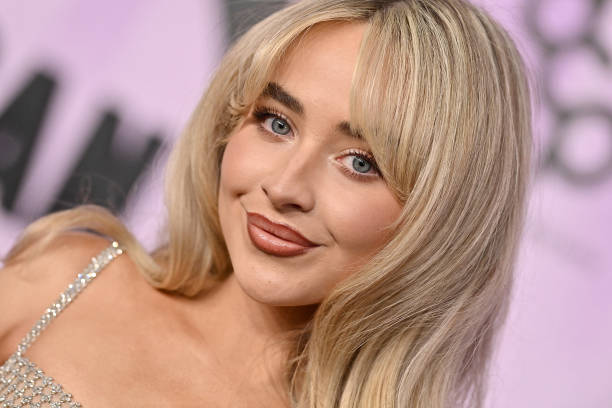Sabrina Carpenter attends the 2022 American Music Awards at Microsoft Theater on November 20, 2022 in Los Angeles, California. (612×408)