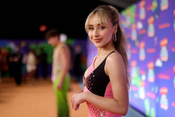 Sabrina Carpenter attends the 2022 Nickelodeon Kid's Choice Awards at Barker Hangar on April 09, 2022 in Santa Monica, California. — frame 2/5 (612×408)