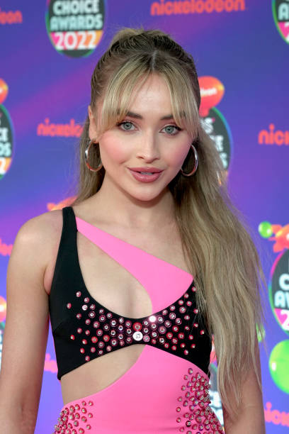 Sabrina Carpenter attends the 2022 Nickelodeon Kid's Choice Awards at Barker Hangar on April 09, 2022 in Santa Monica, California. — frame 1/5 (408×612)