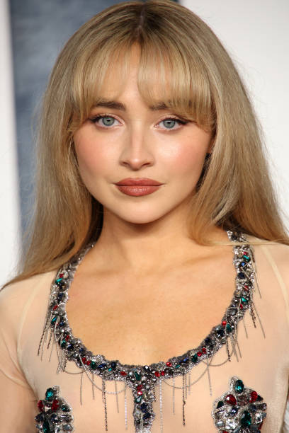 Sabrina Carpenter attends the 2023 Vanity Fair Oscar Party hosted by Radhika Jones at Wallis Annenberg Center for the Performing Arts on March 12, 2023 in Beverly Hills, California. — frame 2/20 (408×612)