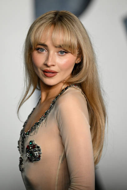 Sabrina Carpenter attends the 2023 Vanity Fair Oscar Party Hosted By Radhika Jones at Wallis Annenberg Center for the Performing Arts on March 12, 2023 in Beverly Hills, California. — frame 1/20 (408×612)