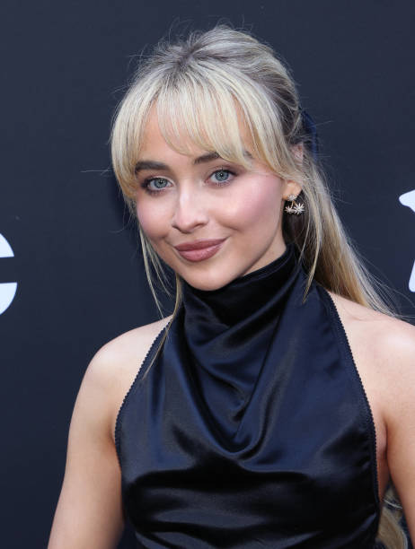 Sabrina Carpenter attends the 2023 Variety Hitmakers Brunch at NYA WEST on December 02, 2023 in Hollywood, California. — frame 2/3 (462×612)