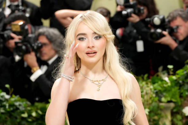 Sabrina Carpenter attends the 2024 Met Gala Celebrating "Sleeping Beauties: Reawakening Fashion" at The Metropolitan Museum of Art on May 06, 2024 in New York City. (612×408)