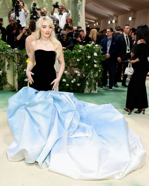 Sabrina Carpenter Attends the 2024 Met Gala Celebr (490×612)
