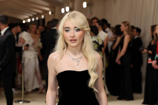 Sabrina Carpenter attends The 2024 Met Gala Celebrating "Sleeping Beauties: Reawakening Fashion" at The Metropolitan Museum of Art on May 06, 2024 in New York City. (612×408)