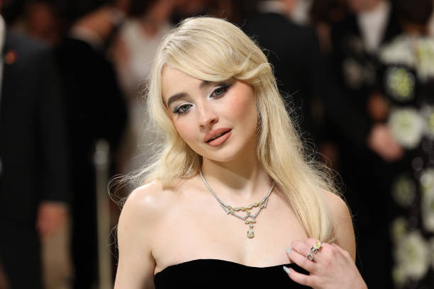Sabrina Carpenter attends The 2024 Met Gala Celebrating "Sleeping Beauties: Reawakening Fashion" at The Metropolitan Museum of Art on May 06, 2024 in New York City. (612×408)
