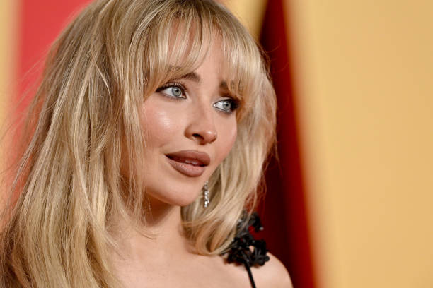 Sabrina Carpenter Attends the 2024 Vanity Fair Osc (612×408)