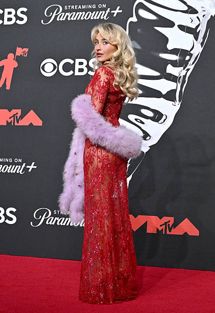 Sabrina Carpenter attends the 2025 MTV Video Music Awards at UBS Arena on September 07, 2025 in Elmont, New York. — frame 27/64 (421×612)
