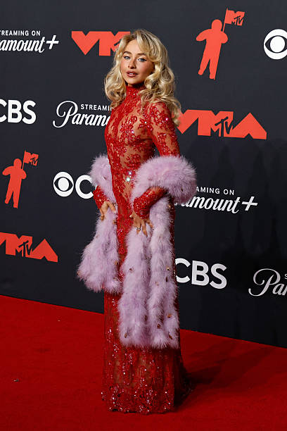 Sabrina Carpenter attends the 2025 MTV Video Music Awards at UBS Arena on September 07, 2025 in Elmont, New York. — frame 34/64 (408×612)