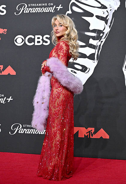 Sabrina Carpenter attends the 2025 MTV Video Music Awards at UBS Arena on September 07, 2025 in Elmont, New York. — frame 30/64 (420×612)