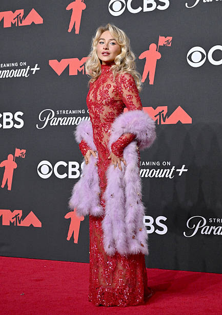 Sabrina Carpenter attends the 2025 MTV Video Music Awards at UBS Arena on September 07, 2025 in Elmont, New York. — frame 26/64 (433×612)